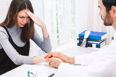 Doktor kadın hastasını özenle hospital.healthcare ve tıp doktorlar masada güven verici