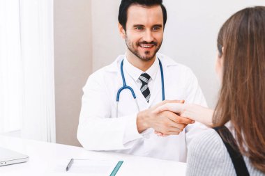 Doktor hospital.healthcare ve tıp bir hastayla el sallar