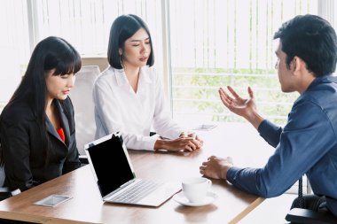 Konuşmak ve yeni başlangıç projesi ile çalışma office iş grubu. İş kavramı