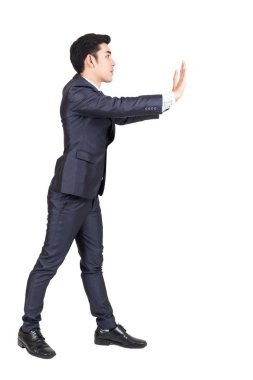 Beyaz arka plan üzerinde izole bir şey iterek işadamı