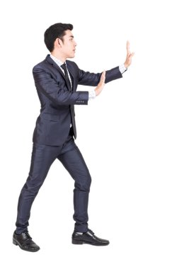 Beyaz arka plan üzerinde izole bir şey iterek işadamı