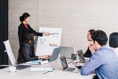 Dizüstü bilgisayarlar kullanarak ve birlikte toplantı salonu tartışırken iş adamları. Ekip çalışması kavramı