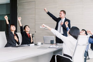 Başarılı bir grup iş insan kadar silah ile kutluyor