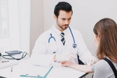 Doktor bir kadın hasta enjeksiyon hospital.healthcare ve ilaç vererek koruyucu eldiven