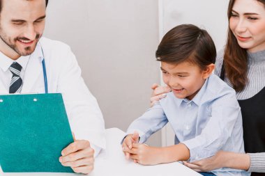 Doktor kontrol hospital.healthcare ve tıp doktorlar tabloda küçük çocuk ve anne ile bilgi