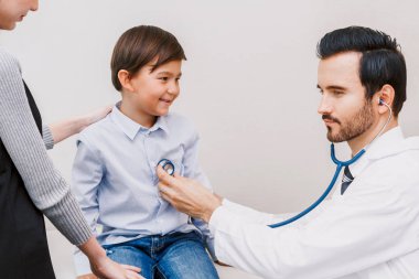 Doktor muayene hospital.healthcare ve tıp stetoskop ile küçük çocuk