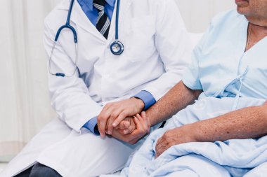 Doktor hospital.healthcare ve Tıp bakımı yaşlı kişi elini tutarak