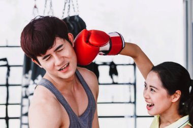 Genç kadın tren boks eğitmeni