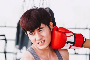 Genç kadın tren boks eğitmeni