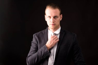 Koyu arka plan üzerinde yakışıklı işadamı portresi