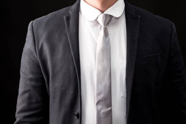 Koyu arka plan üzerinde yakışıklı işadamı portresi