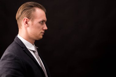 Koyu arka plan üzerinde yakışıklı işadamı portresi