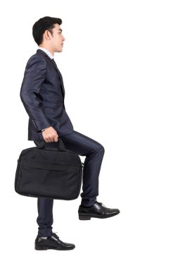 Beyaz arka plan üzerinde izole bir merdiven işadamı adım