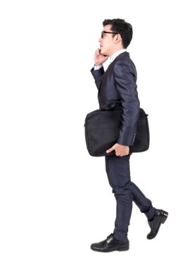 Beyaz arka plan üzerinde izole bir evrak çantası tutan işadamı