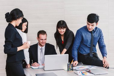 Konuşmak ve yeni başlangıç projesi ile çalışma office iş grubu. İş kavramı