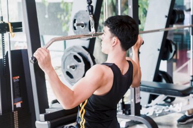 Fitness adam egzersiz egzersiz-makine vasıl jimnastik salonu ile yürütmek