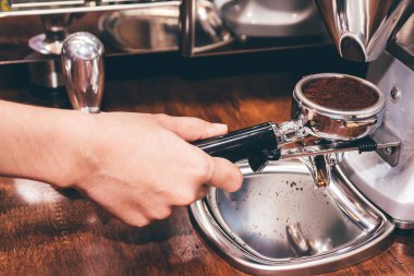 Kadınlar Barista kahve makinesi kafede kahve yapmak için kullanma