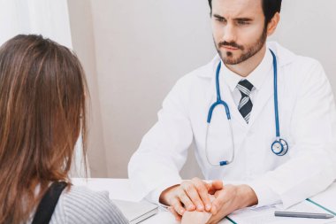 Doktorlar tablei n hospital.healthcare ve tıp danışmanlık doktor ve kadın hasta