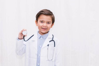 Küçük Doktor Doktor ve stetoskop bir elbise ile