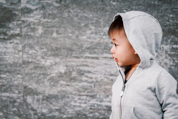 Porträt Eines Kleinen Jungen Einer Jacke — Stockfoto
