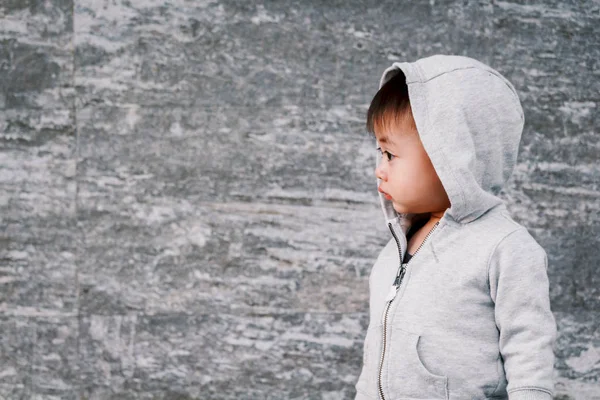 Porträt Eines Kleinen Jungen Einer Jacke — Stockfoto