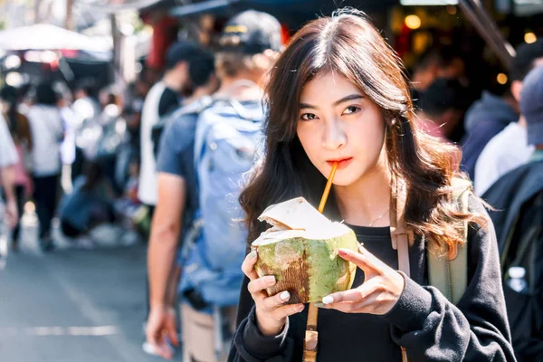 Asiatische Frau Touristische Reise Fuß Auf Der Straße — Stockfoto