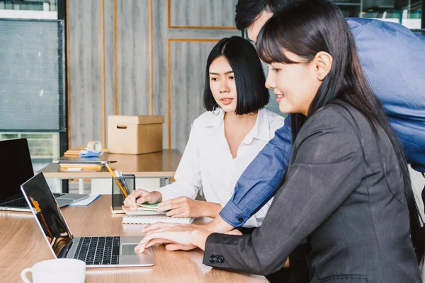 Groep Van Zaken Praten Werken Met Nieuwe Opstarten Project Kantoor — Stockfoto