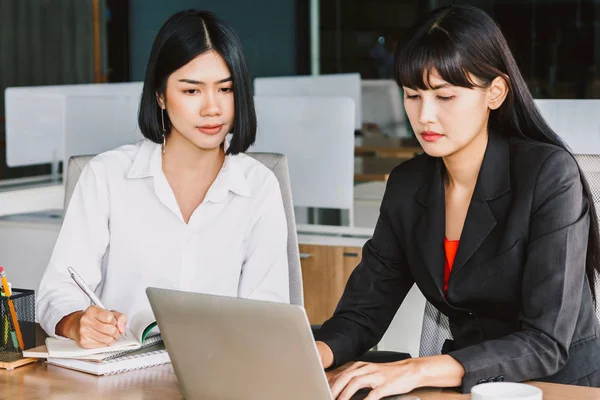 Twee Zakenvrouw Praten Werken Met Nieuwe Opstarten Project Kantoor Bedrijfsconcept — Stockfoto