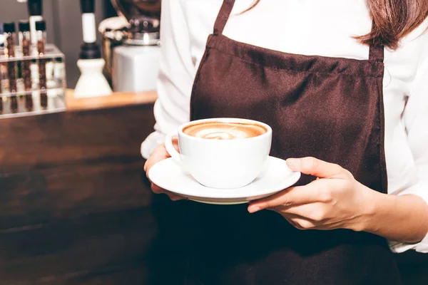 Barista Drží Káva Latte Art Kavárně — Stock fotografie