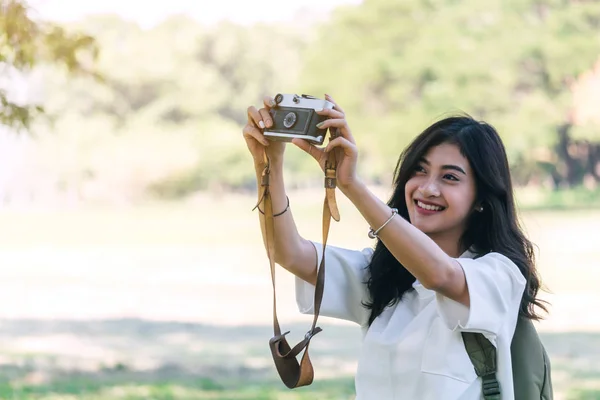 Asyalı Kadın Alarak Resim Ile Fotoğraf Makinesi Park — Stok fotoğraf