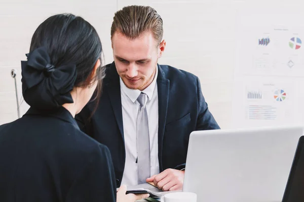 Imagem Dois Parceiros Negócios Conversando Trabalhando Juntos — Fotografia de Stock