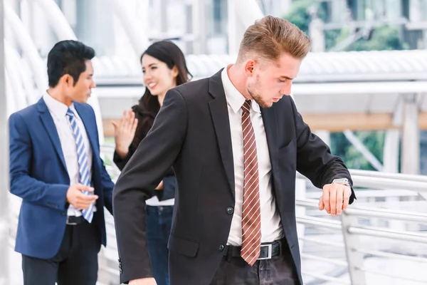 Hombre Negocios Mirando Reloj Edificio Oficinas — Foto de Stock