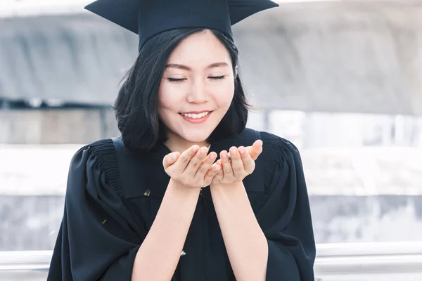 Happy Woman Students Celebrating Successful Graduation — Stock Photo, Image