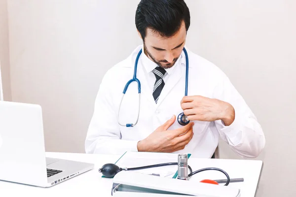 Médecin Stéthoscope Travaillant Avec Ordinateur Portable Hôpital — Photo