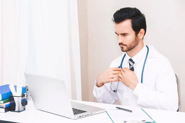 Médecin Stéthoscope Travaillant Avec Ordinateur Portable Hôpital — Photo