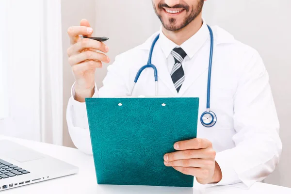 Médico Con Estetoscopio Trabajando Escribiendo Sobre Papeleo Hospital Healthcare Medicina — Foto de Stock