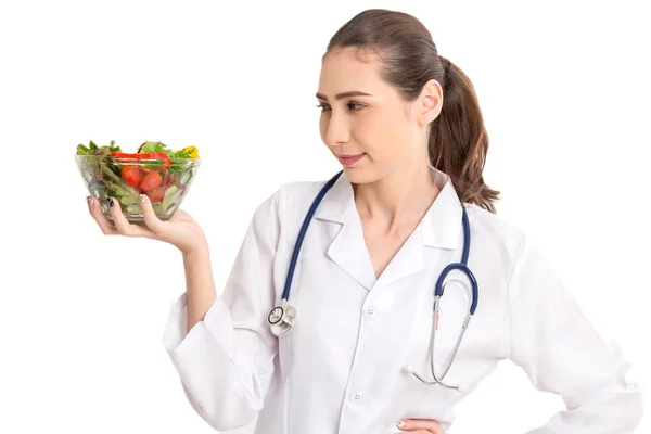 Mujer Doctora Sosteniendo Plato Con Ensalada Verduras Frescas Aisladas Sobre — Foto de Stock