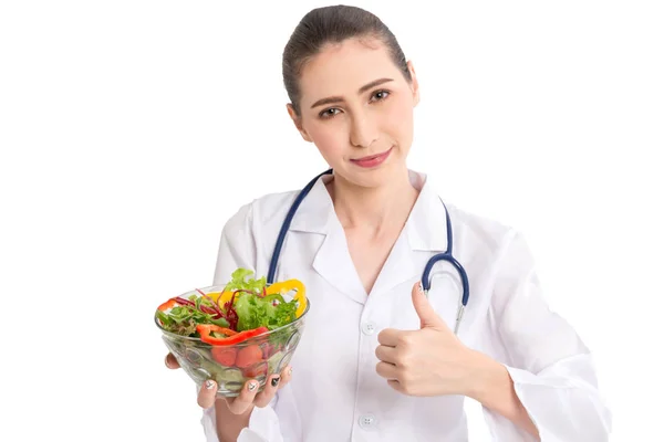 Mujer Doctora Sosteniendo Plato Con Ensalada Verduras Frescas Aisladas Sobre — Foto de Stock