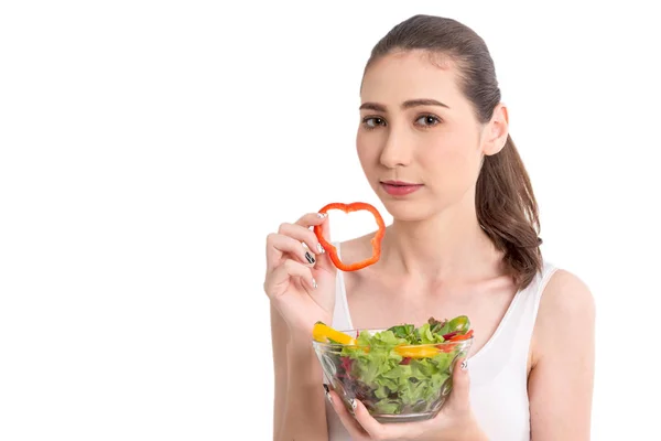 ガラスのボウルが白い背景で隔離の新鮮野菜のサラダを保持している女性 — ストック写真