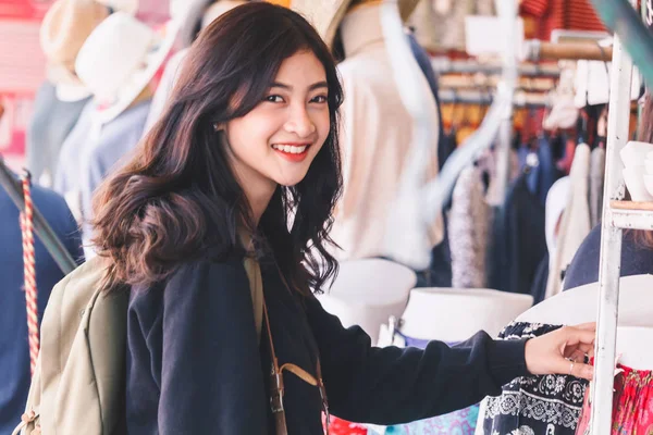 Mujer Asiática Turista Compras Viajes Caminando Mercado Callejero — Foto de Stock