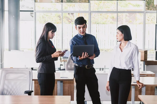 Groep Van Zaken Praten Werken Met Nieuwe Opstarten Project Kantoor — Stockfoto