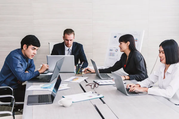 Empresarios Que Usan Computadoras Portátiles Discuten Juntos Sala Reuniones Concepto — Foto de Stock