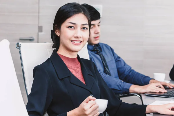 Empresária Sorrindo Olhando Para Câmera Durante Uma Reunião Negócios — Fotografia de Stock