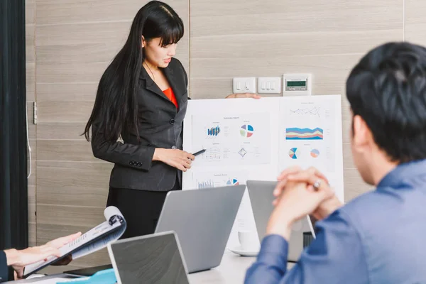 Empresarios Presentando Discutiendo Juntos Sala Reuniones Concepto Trabajo Equipo — Foto de Stock