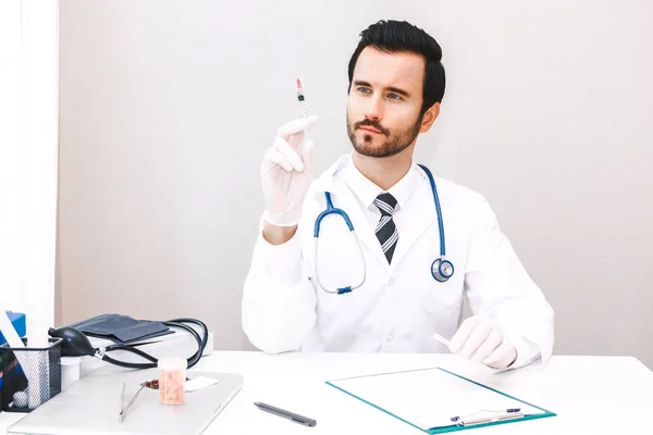 Arzt Mit Injektion Krankenhaus Gesundheitswesen Und Medizin — Stockfoto