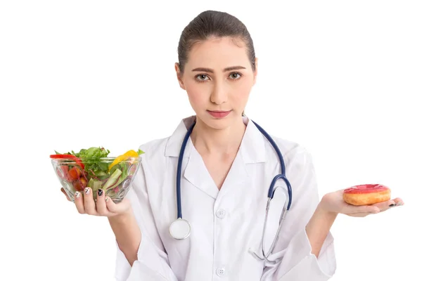 Mujer Doctora Sosteniendo Plato Con Ensalada Verduras Frescas Rosquilla Aislada — Foto de Stock