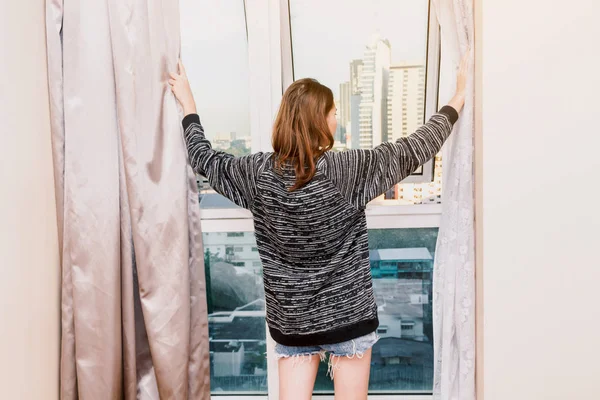 Mujer Abriendo Cortinas Ventana Casa — Foto de Stock