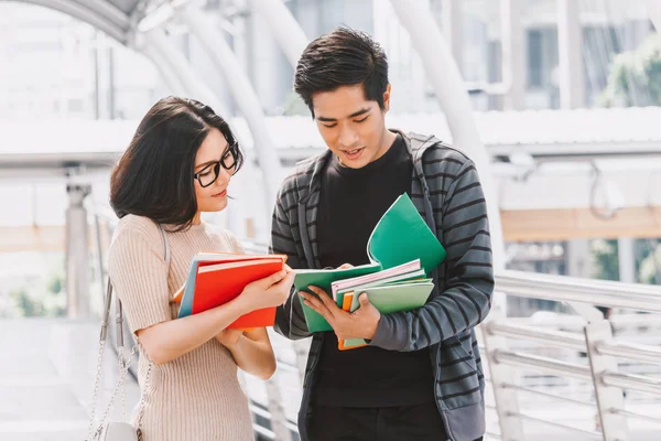 Gruppe Von Studenten Mit Notizbüchern Freien — Stockfoto