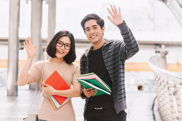 Glückliche Schüler Winken Und Grüßen Dich — Stockfoto