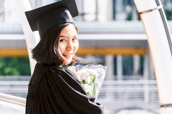 Happy Woman Students Celebrating Successful Graduation — Stock Photo, Image